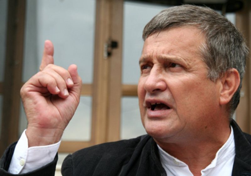 VIZITĂ LA PARCHET: Mircea Dinescu, audiat în dosarul "Revoluției"