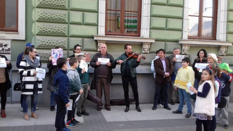 PROTESTUL VIORILOR: Elevii și dascălii le-au cerut autorităților să nu comaseze Școala de muzică și Școala ”Dr. Ioan Mihalyi de Apșa”