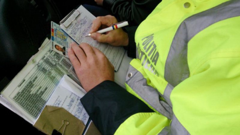 RAZIE ÎN TRAFIC: 10 şoferi care nu au acordat prioritate de trecere pietonilor au rămas fără permise RAZIE ÎN TRAFIC: 10 şoferi care nu au acordat prioritate de trecere pietonilor au rămas fără permise