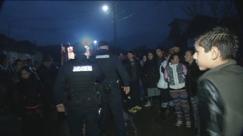 SCANDAL: Autorul unui accident, apărat de jandarmi cu scuturile de furia a zeci de oameni SCANDAL: Autorul unui accident, apărat de jandarmi cu scuturile de furia a zeci de oameni