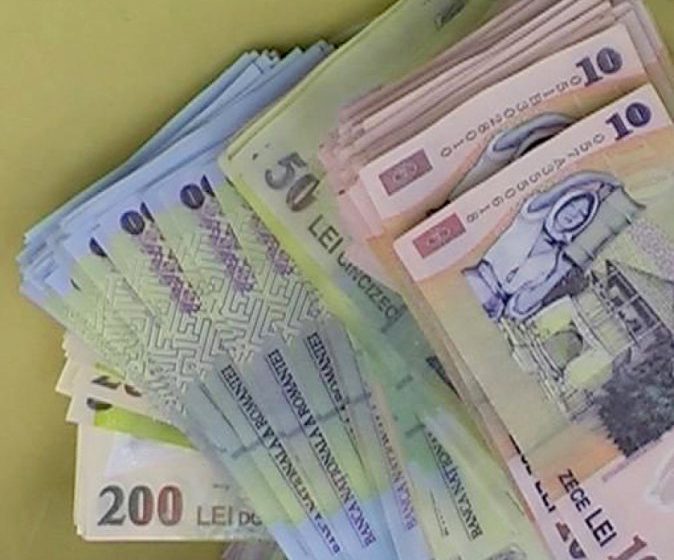 SIMȚ CIVIC: Un maramureșean a găsit o grămadă de bani pe care i-a predat polițiștilor