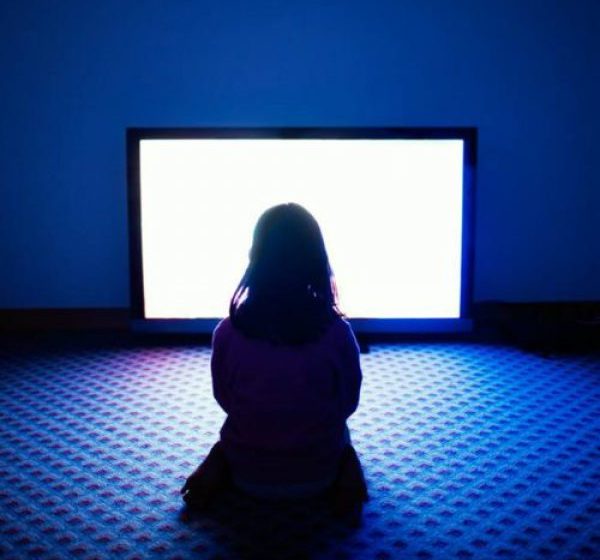 STUDIU: Peste 2 ore de TV pe zi pot influența negativ momentul în care unii copii devin apți de școală