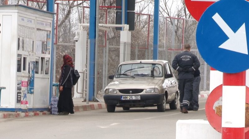 SUPĂRAȚI: Oamenii din Petrova sunt nemulțumiți că așteaptă prea mult la vamă SUPĂRAȚI: Oamenii din Petrova sunt nemulțumiți că așteaptă prea mult la vamă