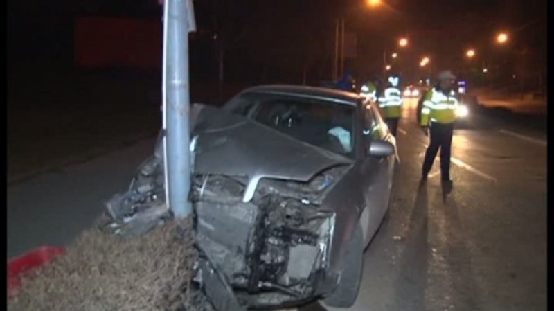 ACCIDENT: Un şofer a intrat cu maşina într-un stâlp ACCIDENT: Un şofer a intrat cu maşina într-un stâlp