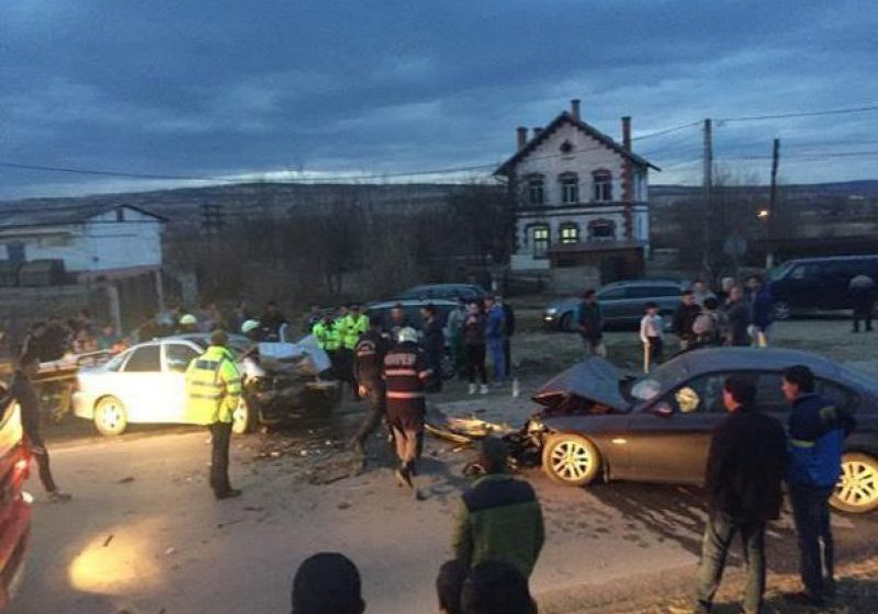 ACCIDENT GRAV: Două persoane au decedat, după ce două maşini s-au ciocnit