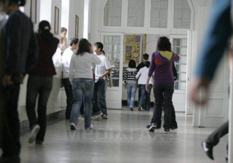INCIDENT: Anchetă la un liceu, după ce un panou didactic a căzut peste elevi în timpul orei INCIDENT: Anchetă la un liceu, după ce un panou didactic a căzut peste elevi în timpul orei