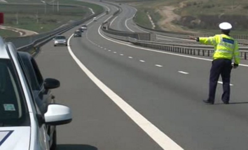VITEZĂ EXCESIVĂ: Conducea cu 226 km/h pe autostradă VITEZĂ EXCESIVĂ: Conducea cu 226 km/h pe autostradă