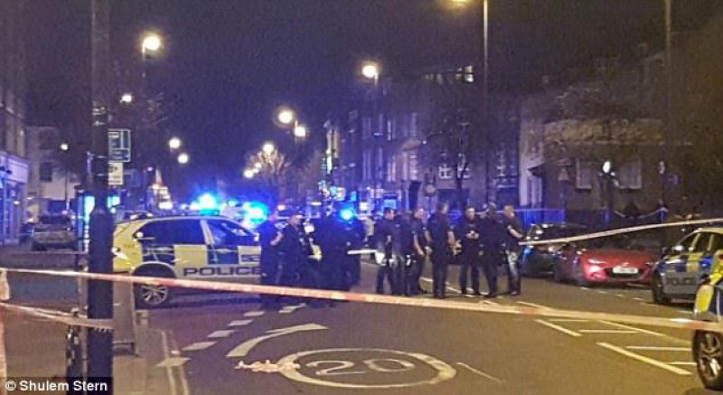 DIN NOU PANICĂ LA LONDRA: O maşină a intrat în trecători, lângă un local DIN NOU PANICĂ LA LONDRA: O maşină a intrat în trecători, lângă un local
