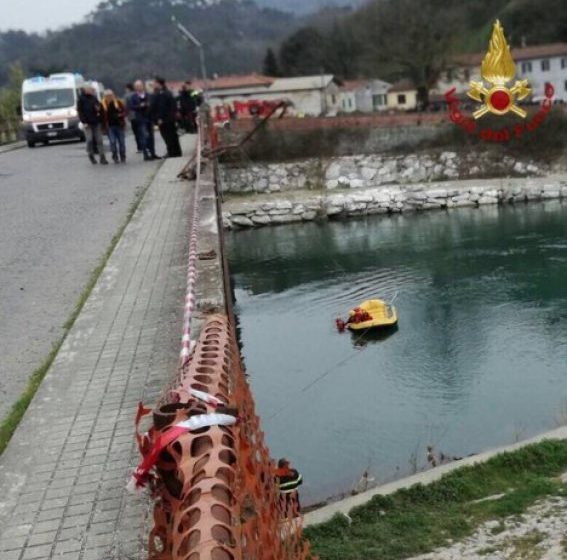 ACCIDENT: Trei romani au murit dupa ce au căzut cu maşina într-un râu, în nordul Italiei – surse