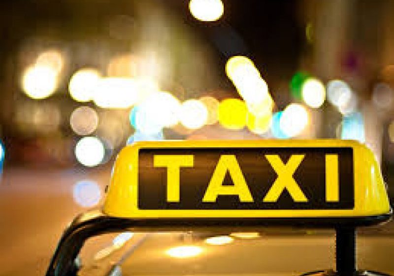 INCIDENT: Taximetrist batut de doi clienti. Incercand sa scape, barbatul a accidentat un motociclist INCIDENT: Taximetrist batut de doi clienti. Incercand sa scape, barbatul a accidentat un motociclist