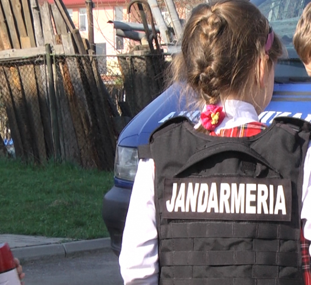 ZIUA PORȚILOR DESCHISE: Copiii, entuziasmați de vizita la jandarmi