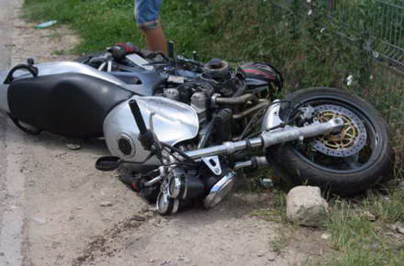 EVENIMENT RUTIER: A căzut cu motocicleta și s-a accidentat grav EVENIMENT RUTIER: A căzut cu motocicleta și s-a accidentat grav