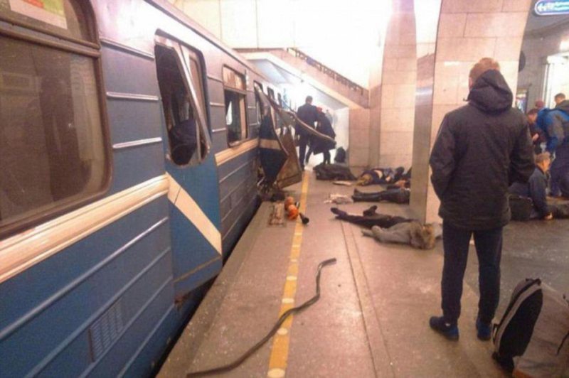 URMĂRI: Trei zile de doliu în Sankt-Petersburg după explozia soldată cu zece morţi şi 37 de răniţi