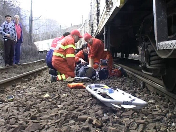 TRAGEDIE: Femeie lovită mortal de tren TRAGEDIE: Femeie lovită mortal de tren