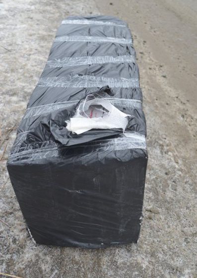 A FUGIT DE POLIȚIȘTI: Colet cu țigări de contrabandă, abandonat în plină stradă la Sighet A FUGIT DE POLIȚIȘTI: Colet cu țigări de contrabandă, abandonat în plină stradă la Sighet