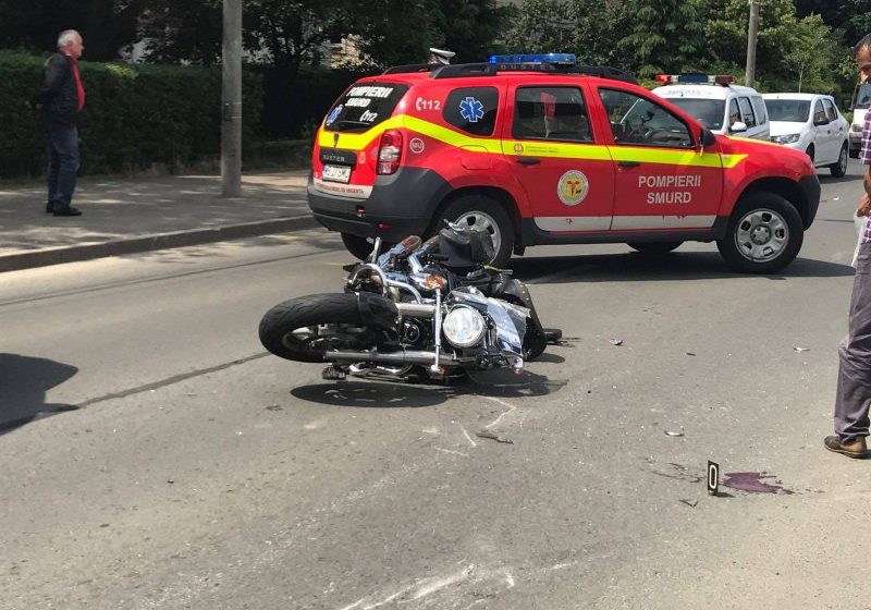 ACCIDENT: Motociclist lovit de o mașină pe Bulevardul Republicii