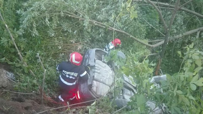 ACCIDENT RUTIER: Autoturism răsturnat pe malul râului Săsar. Două persoane au fost rănite ACCIDENT RUTIER: Autoturism răsturnat pe malul râului Săsar. Două persoane au fost rănite