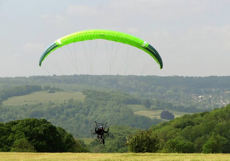 INEDIT: Cine vrea poate să zboare cu paramotorul deasupra Sighetului