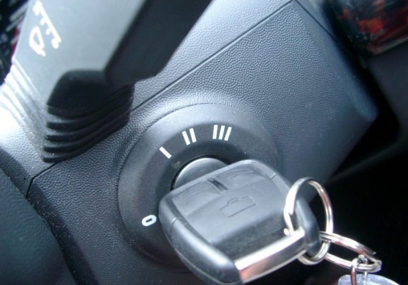 INFRACȚIUNI LA BORȘA: Trei minori şi-au testat abilităţile de şoferi pe un autoturism furat
