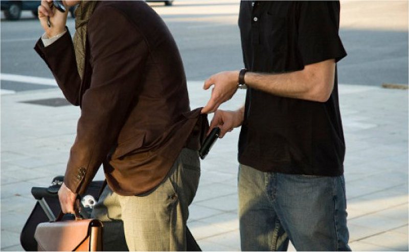 JAF ÎN PLINĂ STRADĂ: Maramureșean deposedat prin violență de telefonul mobil de către doi tineri JAF ÎN PLINĂ STRADĂ: Maramureșean deposedat prin violență de telefonul mobil de către doi tineri