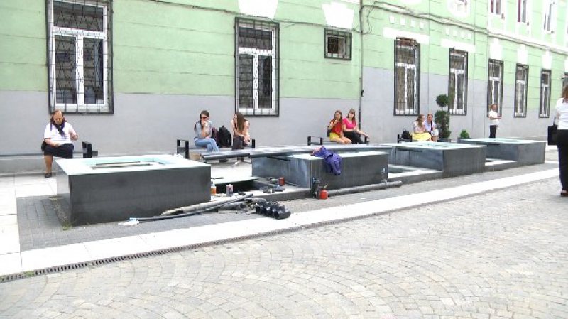 LUCRĂRI: După o vreme de stat pe uscat, fântâna arteziană se va repara LUCRĂRI: După o vreme de stat pe uscat, fântâna arteziană se va repara