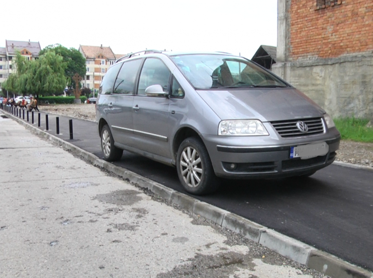 NESIMȚIRE, HAINE GRELE: Unii nu se pot dezvăța să parcheze pe trotuar