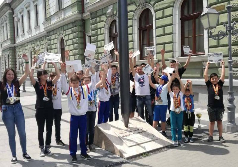 REZULTATE REMARCABILE: Sportivii de la clubul Ultimate Kickboxing au primit diplome de merit din partea Primăriei Sighet