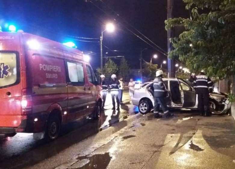 ACCIDENT DIN CAUZA VITEZEI: Trei tineri, printre care o adolescentă de 16 ani, răniți grav