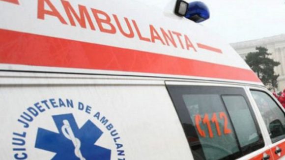 Motociclist fără permis băgat în spital de o șoferiță neatentă