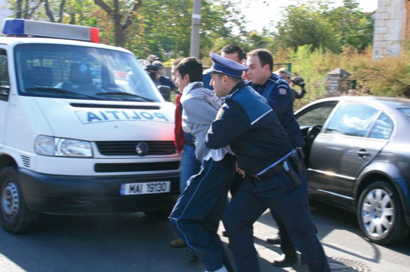 A FOST NEVOIE DE INTERVENȚIE: Scandal în parcarea unui supermarket. Un tânăr a aruncat cu lemne după un client A FOST NEVOIE DE INTERVENȚIE: Scandal în parcarea unui supermarket. Un tânăr a aruncat cu lemne după un client