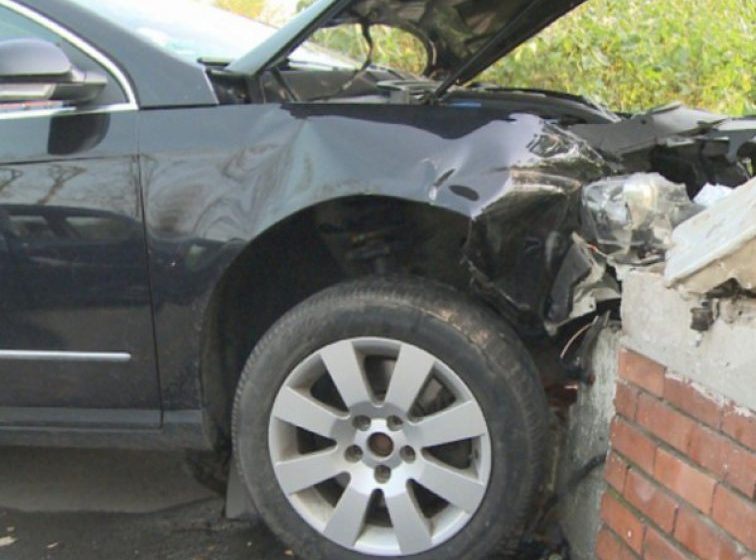 ACCIDENT: A pierdut controlul mașinii, a intrat pe contrasens și s-a oprit în gard