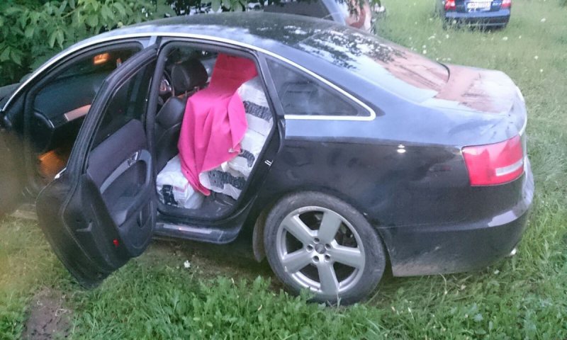 CONTRABANDĂ LA BERBEȘTI: A abandonat mașina la vederea polițiștilor și a fugit CONTRABANDĂ LA BERBEȘTI: A abandonat mașina la vederea polițiștilor și a fugit