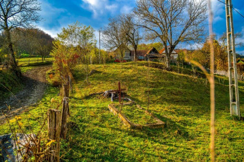 OBICEI STRĂVECHI: Motivul pentru care o comună din România n-are cimitir, iar morţii sunt îngropaţi în grădină OBICEI STRĂVECHI: Motivul pentru care o comună din România n-are cimitir, iar morţii sunt îngropaţi în grădină