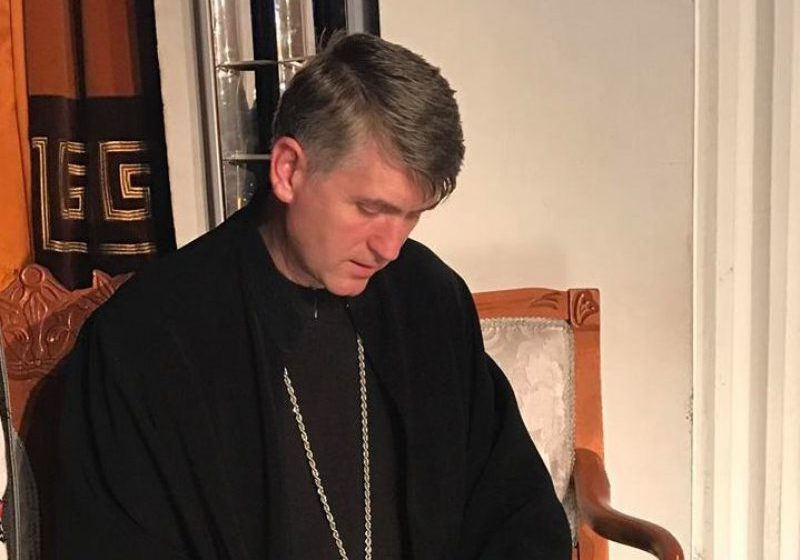 SE RETRAGE: Preotul Pomohaci, cercetat pentru racolare de minori în scopuri sexuale, cere autosuspendarea din preoţie