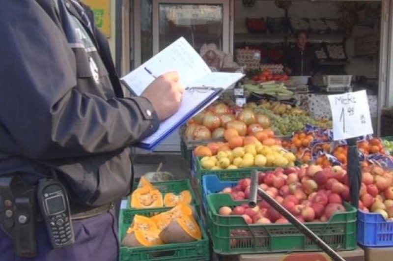 CONTROALE: Două tone legume-fructe şi bunuri în valoare de 6000 de lei, confiscate de poliţişti CONTROALE: Două tone legume-fructe şi bunuri în valoare de 6000 de lei, confiscate de poliţişti