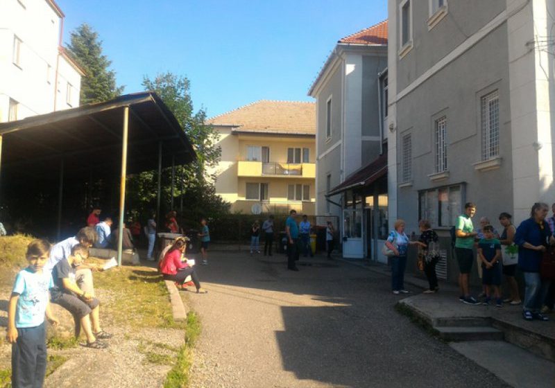 REVOLTĂ: Românii din diaspora vor să depună plângere împotriva ministrului Carmen Dan pentru cozile de la paşapoarte