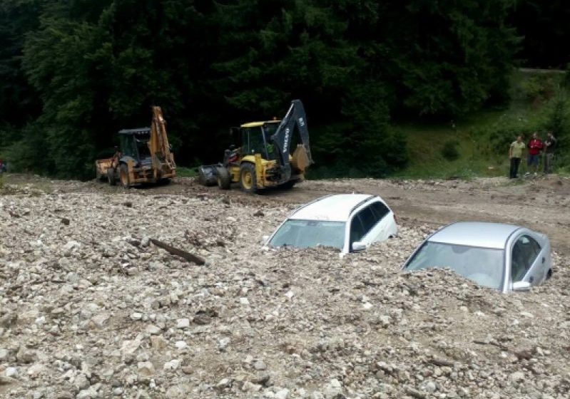 BRAŞOV: Maşini îngropate în piatra adusă de viitură la Zărneşti
