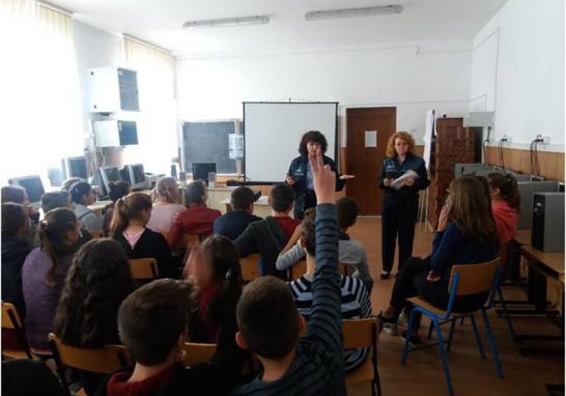 ACTIVITĂȚI PREVENTIVE: Polițiști și elevi la discuții ACTIVITĂȚI PREVENTIVE: Polițiști și elevi la discuții