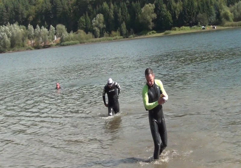 CONCURENȚI MULȚI: Zeci de sportivi au participat la concursul de triatlon și înot în ape libere de la Barajul Firiza