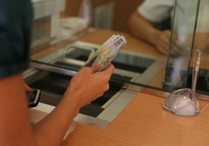 ANALIȘTI: Banca Naţională ar putea lăsa cursul să se deprecieze până la 4,6 – 4,7 lei/euro