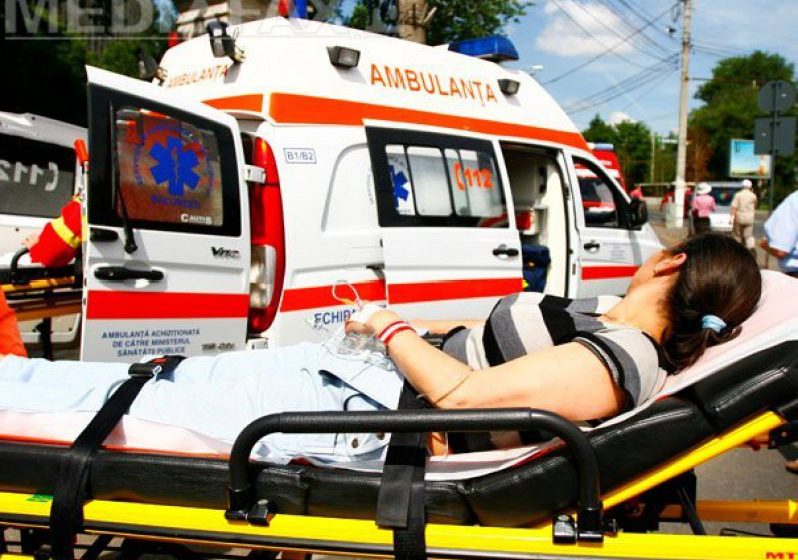 ANCHETĂ: Trei eleve care au inhalat spray paralizant la şcoală au ajuns la spital