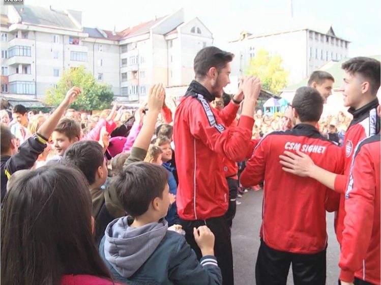 BASCHET: Jucătorii de la CSM Sighet le-au făcut o surpriză școlarilor