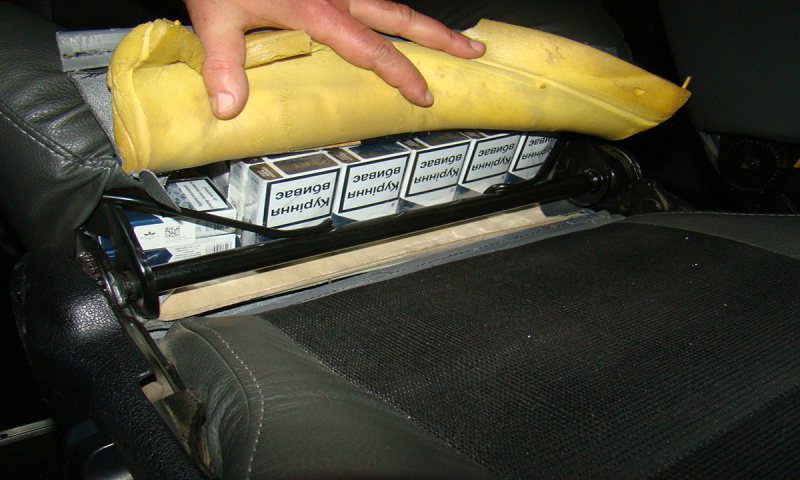 CONTRABANDĂ: Peste 15.500 pachete cu țigări, confiscate la frontiera cu Ucraina CONTRABANDĂ: Peste 15.500 pachete cu țigări, confiscate la frontiera cu Ucraina