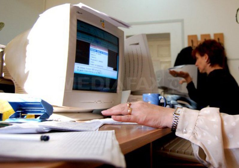 PROIECT: Funcţionarii publici trimişi în judecată ar putea să nu mai fie suspendaţi. Senatul ia o decizie luni