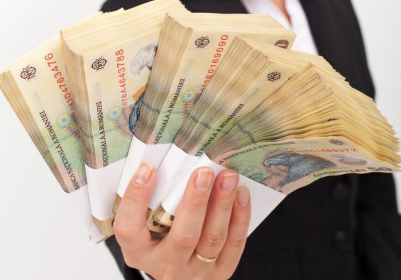 SIMȚ CIVIC: Un tânăr a predat la Poliţie o sacoşă din plastic în care se aflau 26.000 lei