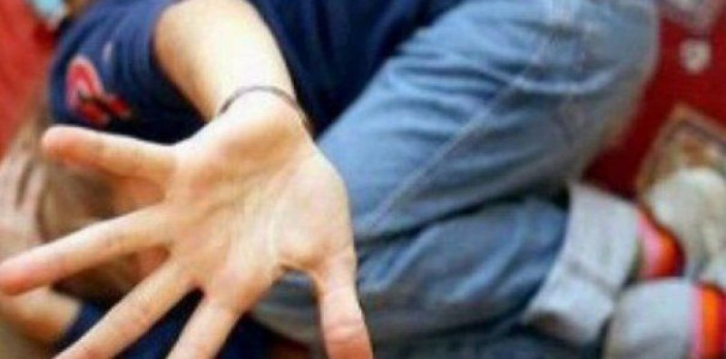 VIOLENŢĂ ÎN FAMILIE: Un bărbat din Arad a fost arestat după ce şi-a bătut crunt copilul de 9 ani cu o nuia VIOLENŢĂ ÎN FAMILIE: Un bărbat din Arad a fost arestat după ce şi-a bătut crunt copilul de 9 ani cu o nuia