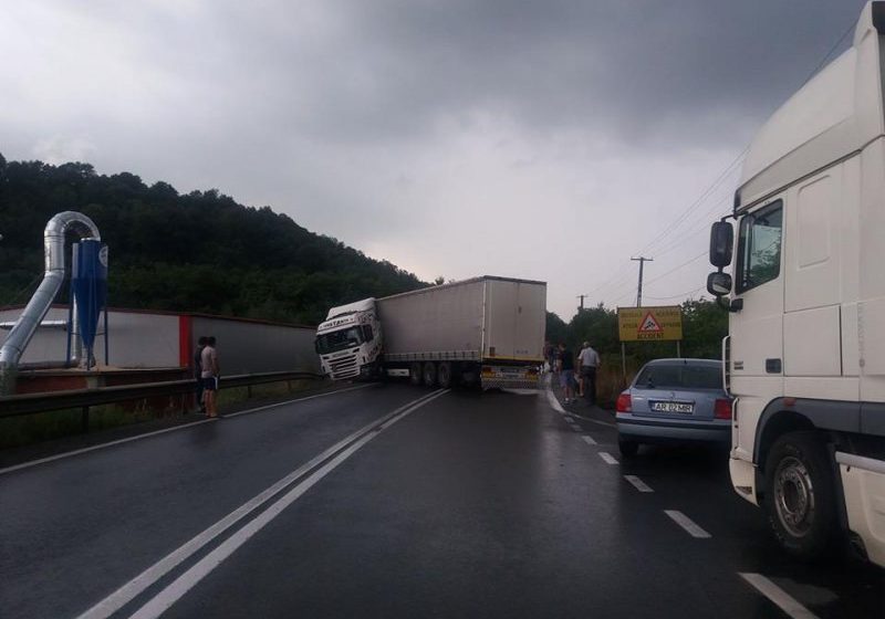 ACCIDENT: Două TIR-uri bulgăreşti s-au ciocnit, unul dintre şoferi fiind grav rănit ACCIDENT: Două TIR-uri bulgăreşti s-au ciocnit, unul dintre şoferi fiind grav rănit