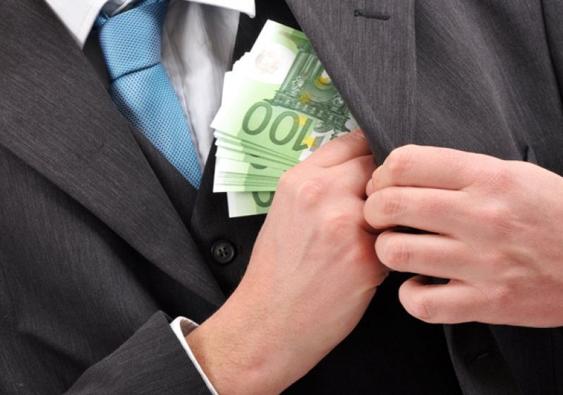 URMĂRIRE PENALĂ: Director în cadrul ANAF, suspectat de DNA că a primit mită un milion de euro, a fost arestat
