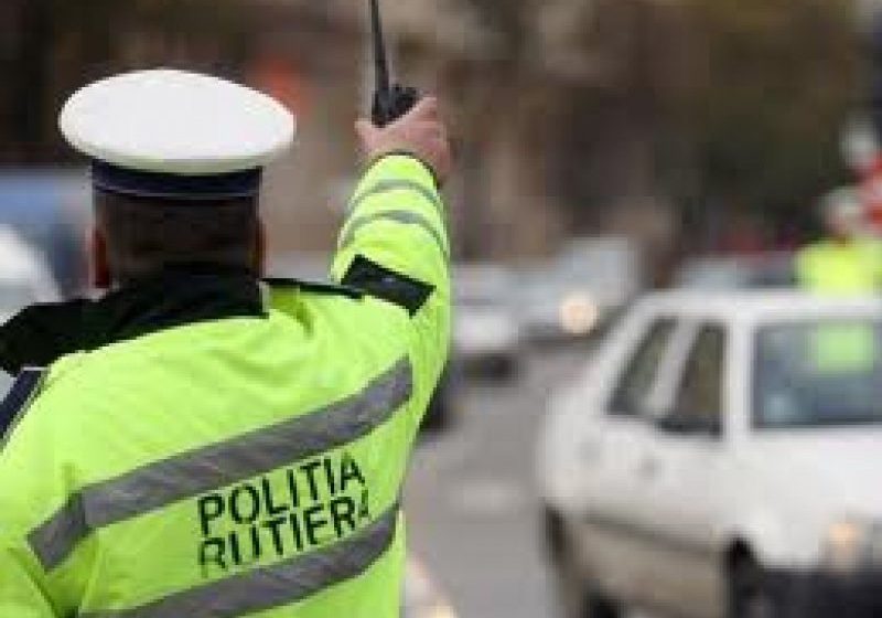 URMĂRIRE: Un tânăr care a urcat beat la volan a fugit de polițiștii care au încercat să-l oprească
