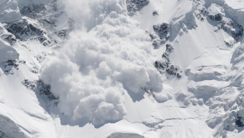RISC DE AVALANȘĂ: În Făgăraş, stratul de zăpadă are peste un metru grosime RISC DE AVALANȘĂ: În Făgăraş, stratul de zăpadă are peste un metru grosime